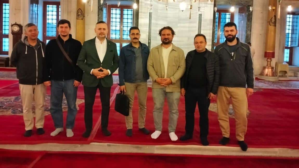 Fatih Camii'nde Sabah Namazı 